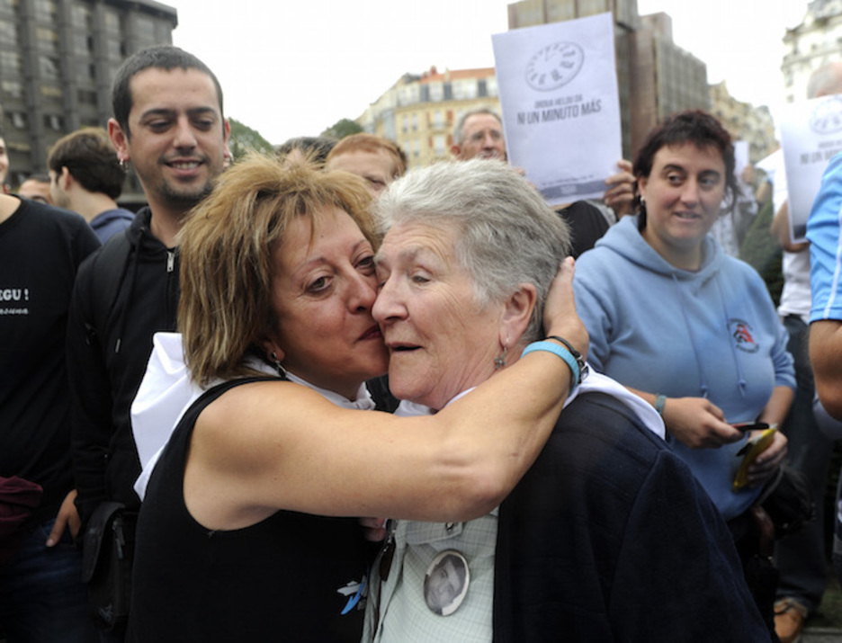 197/2006 dotrina azkenean Estrasburgok bota zuen behera, dozenaka urte espetxean ziren hainbat militanteren irteera ahalbidetuz. Irudian 2013ko urriaren 21, ebazpen baikorra jakin berritan Bilbon. (Marisol RAMIREZ | ARGAZKI PRESS)