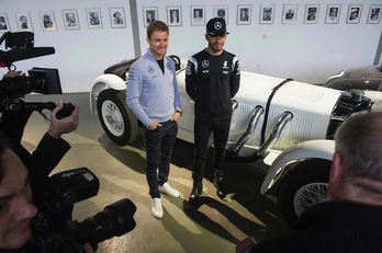 Nico Rosberg y Lewis Hamilton, este viernes en la sede de Mercedes, en Alemania. (THOMAS KIENZLE / AFP)