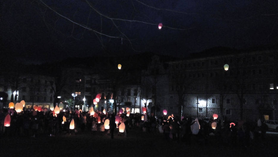 Markinan herritarrak prest kriseiluak aireratzeko. (Gure Esku Dago)