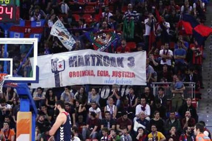 Pancarta de apoyo a las víctimas del 3 de marzo en el Buesa Arena. (Martxoak3)