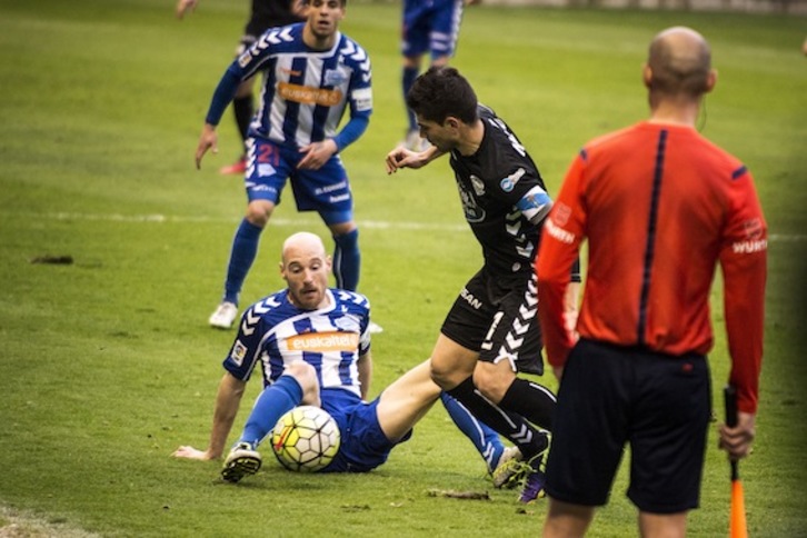 Gaizka Toquero intenta controlar un balón. (Jaizki FONTANEDA/ARGAZKI PRESS)