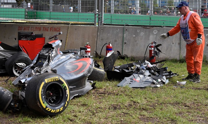 Estado del coche de Alonso tras el accidente. (AFP)