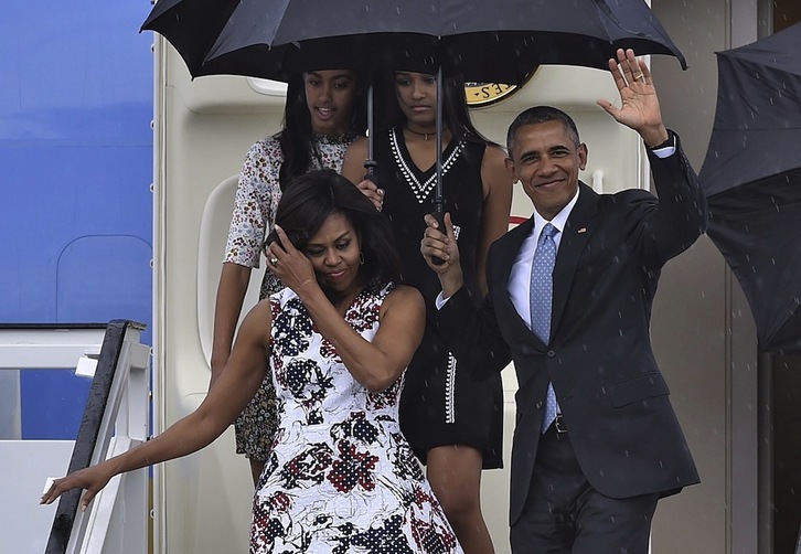 Barack Obama, junto a su familia, a su llegada a Cuba. (Yuri CORTEZ / AFP)