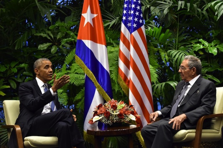 Obama y Castro conversan en el inicio de su reunión. (NICHOLAS KAMM / AFP)