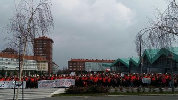 Trabajadores de Arcelor, concentrados en Gasteiz. (@ELAOriaGoierri)