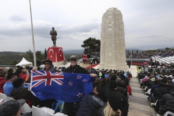 La bandera neozelandesa, en un acto de recuerdo a los fallecidos en la batalla de Gallipoli. (ADEM ALTAN / AFP)