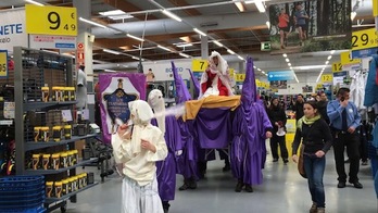 Procesión de LAB en el Decathlon de Berriozar. 