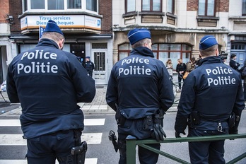 Tres policías en el barrio Schaarbeek de Bruselas. (Laurie DIEFFEMBACQ/AFP) 
