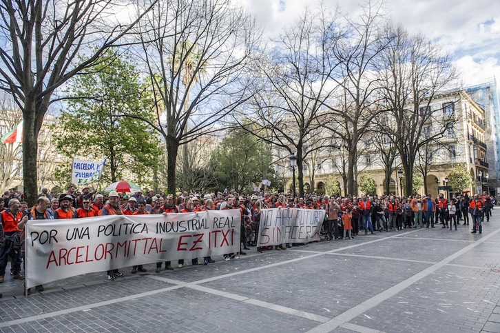 Concentración de los trabajadores de Arcelor Zumarraga frente a la Diputación de Gipuzkoa. (Gorka RUBIO / ARGAZKI PRESS)