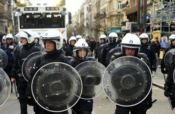 La Policía belga en las calles de Bruselas. (Patrik STOLLARZ / AFP)