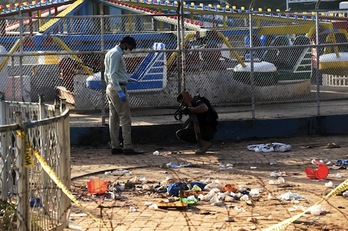 Policías buscan indicios en el parque donde tuvo lugar el atentado. (Arif ALI/AFP)