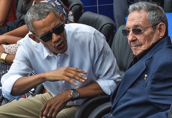 Barack Obama y Raúl Castro asistieron a un partido de béisbol entre la selección cubana y Tampa Bay Rays. (Nicholas KAMM/AFP)