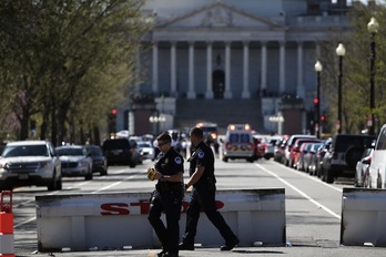 Dos policías junto al perímetro establecido ante el centro de visitantes del Capitolio. (Win MCNAMEE/AFP) 