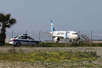 El avión de Egyptair, en el aeropuerto chipriota. (AFP)
