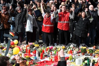 Homenaje a las víctimas en Bruselas. (Patrik STOLLARZ/AFP)