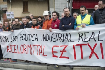 Los trabajadores de Arcelor se concentraron ayer ante las instalaciones de Zumarraga. (Juan Carlos RUIZ/ARGAZKI PRESS)