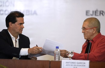 Saludo entre los jefes de las delegaciones del Gobierno y del ELN, Frank Pearl y Antonio García. (Federico PARRA/AFP) 