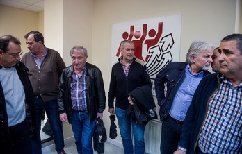 El secretario del comité europeo de Arcelor ha comparecido junto a delegados de ELA, CCOO y UGT. (Luis JAUREGIALTZO/ARGAZKI PRESS)