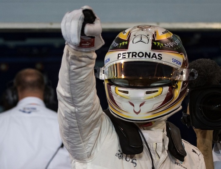 Lewis Hamilton celebra una nueva pole. (ANDREJ ISAKOVIC / AFP)