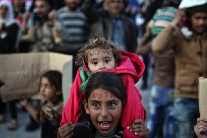Migrantes y refugiados rechazan ser trasladados a Turquía. (Louisa GOULIAMAKI/AFP)