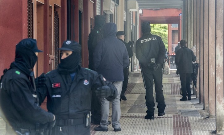 Despliegue policiale en el barrio de Beraun, Errenteria, esta mañana. (Gorka RUBIO/ARGAZKI PRESS)