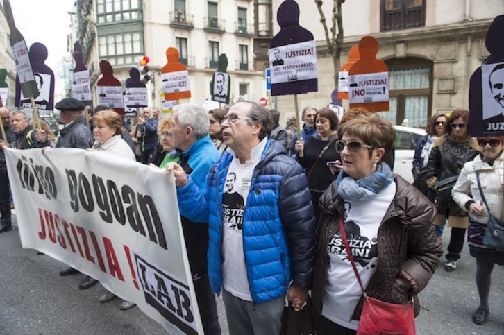 El padre y la madre de Iñigo Cabacas han tomado parte en la movilización. (Marisol RAMÍREZ / ARGAZKI PRESS)