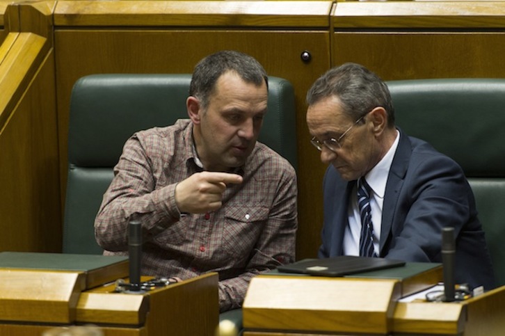 Unai Urruzuno (EH Bildu) y Ángel Toña (PNV), durante el pleno. (Juanan RUIZ/ARGAZKI PRESS)