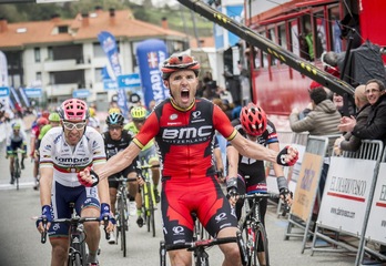 Samuel Sánchez celebra su victoria en Orio. (Gorka RUBIO / ARGAZKI PRESS)