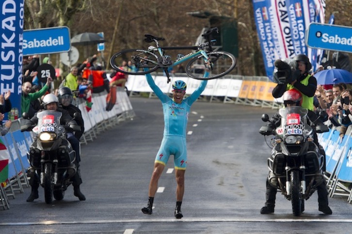 El italiano Diego Rosa ha cruzado bici en alto la meta de Arrate. (Juanan RUIZ / ARGAZKI PRESS)