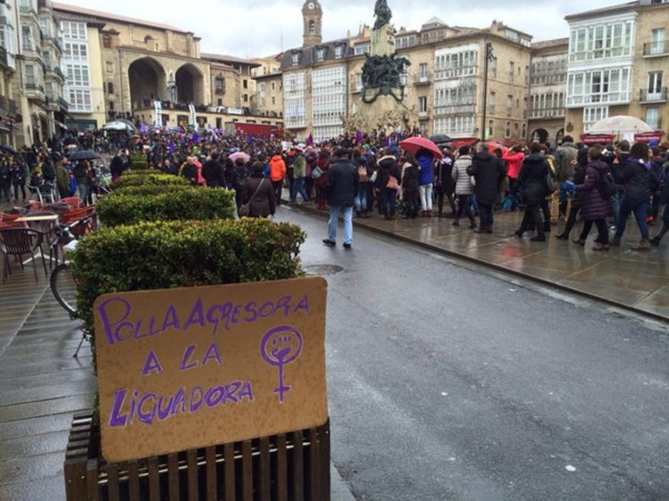 Mezu zuzenak nagusitu dira gaurko manifestazioan. (Joseba VIVANCO)