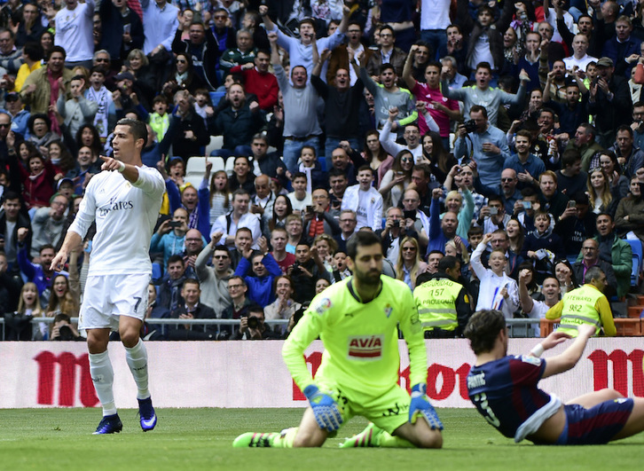 Riesgo atera begira, Cristiano Ronaldok hirugarrena egin berritan. (PIERRE-PHILIPPE MARCOU | AFP)