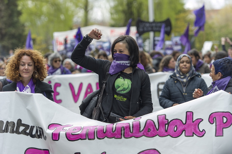 Manifestazio buruan «11 eraso, 12 erantzun. Feministok prest!» leloarekin.