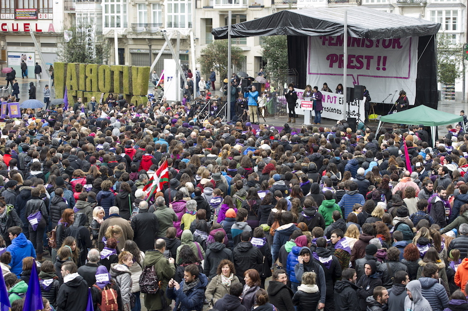 Manifestazioaren amaiera Andra Mari Zuriaren plazan.