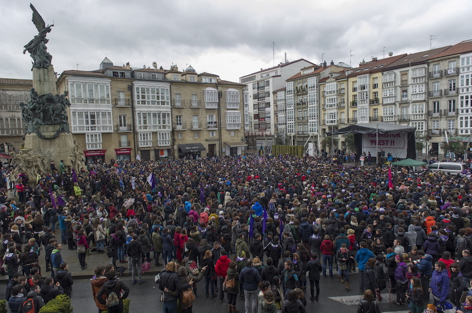 Lepo bete dute Gasteizko plaza nagusia.