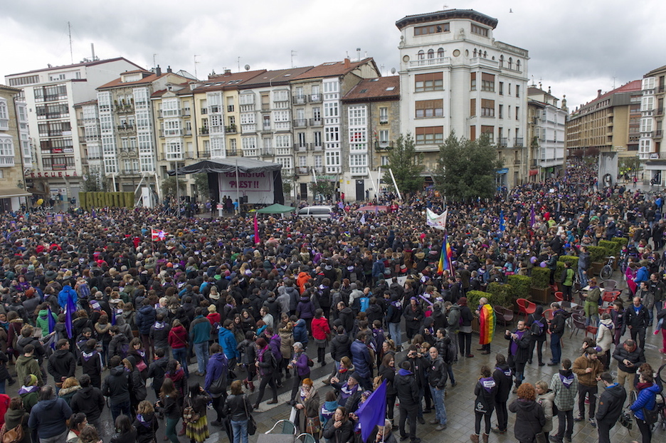 Manifestazio amaieran, Andra Mari Zuriaren plazan jendetza, beste asko iristen.