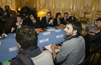 Reunión entre el Ejecutivo francés y los representantes estudiantiles. (PATRICK KOVARIK / AFP)