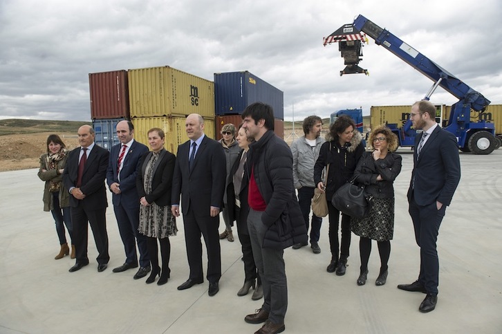 Autoridades del Gobierno navarro, locales y de la Autoridad Portuaria de Bilbo han inaugurado el puerto seco de Tutera. (Idoia ZABALETA/ARGAZKI PRESS)