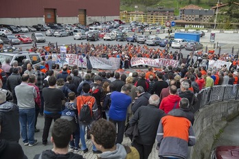 Por la mañana también se han sumado numerosos vecinos a la concentración de los trabajadores. (Juan Carlos RUIZ / ARGAZKI PRESS) 