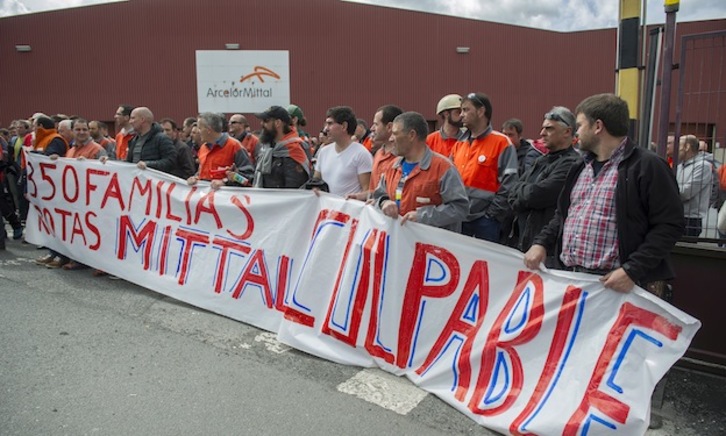 Concentración ayer martes de los trabajadores de Arcelor Mittal. (Juan Carlos RUIZ / ARGAZKI PRESS)