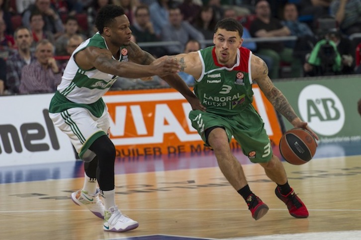 James trata de marcharse de un defensa del Panathinaikos. (Juanan RUIZ / ARGAZKI PRESS)