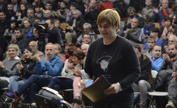 Ainhoa Etxaide se dirige al estrado para su intervención en la asamblea del Atano III. (Andoni CANELLADA / ARGAZKI PRESS)