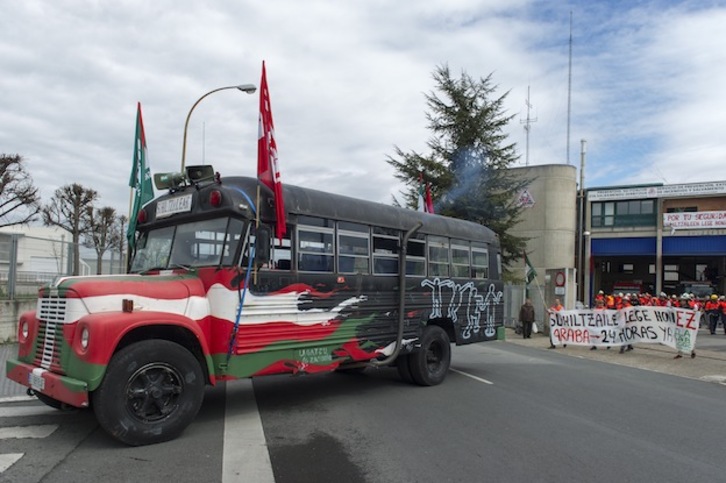 Lso bomberos se disponen a iniciar su marcha. (Juanan RUIZ / ARGAZKI PRESS)