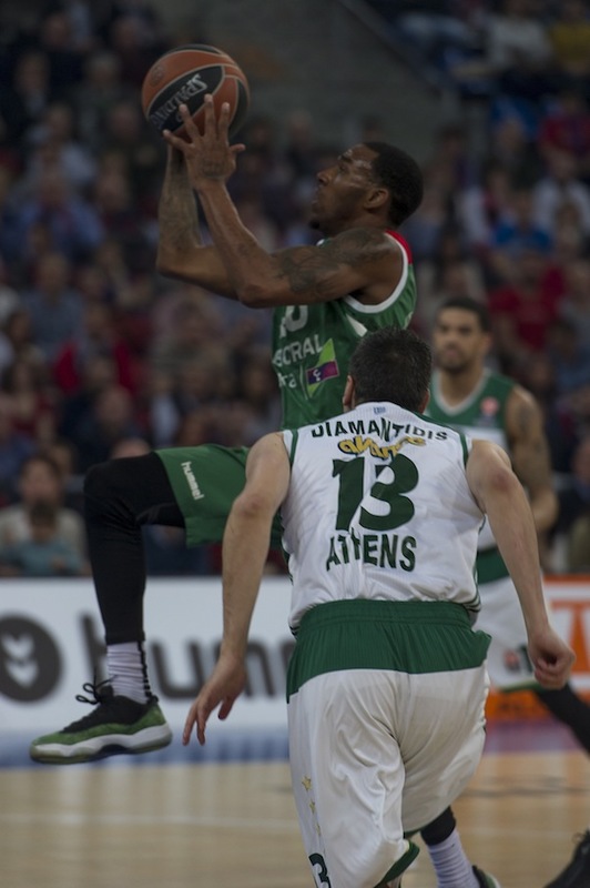 Adams se lanza hacia la canasta griega sin que Diamantidis pueda impedirlo. (Juanan RUIZ / ARGAZKI PRESS)