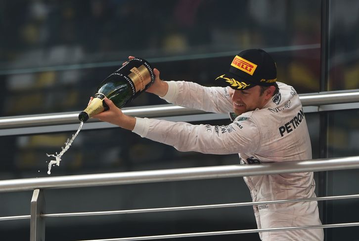 Rosberg celebrando en el podio en China. (GREG BAKER / AFP)