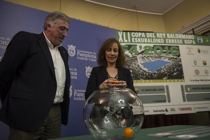 El alcalde Joseba Asiron y la consejera Ana Herrera han ejercido de manos inocentes en el sorteo de Copa. (Jagoba MANTEROLA / ARGAZKI PRESS) 