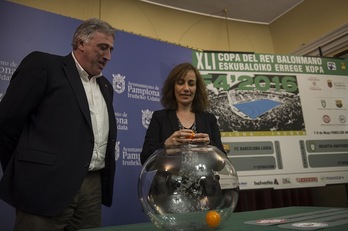 El alcalde Joseba Asiron y la consejera Ana Herrera han ejercido de manos inocentes en el sorteo de Copa. (Jagoba MANTEROLA / ARGAZKI PRESS) 