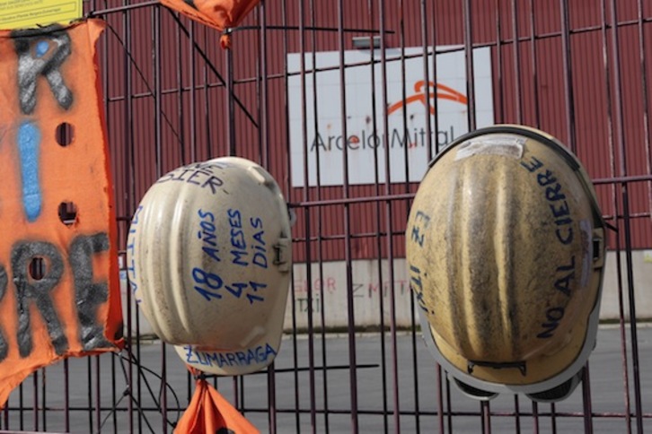 Los trabajadores han colgado buzos y cascos contra el cierre de la planta de Arcelor en Zumarraga. (Gotzon ARANBURU/ARGAZKI PRESS)