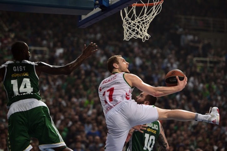 Jaka Blazic, en un lance del encuentro. (Louisa GOULIAMAKI/AFP)