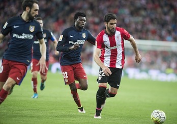 Raúl García controla un balón ante Thomas. (Luis JAUREGIALTZO/ARGAZKI PRESS)