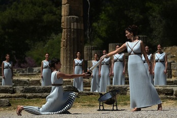 Imagen de la ceremonia de encendido de la antorcha olímpica. (Aris MESSINIS / AFP)